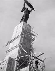 Rekonstrukció - Helyreállítják a szovjet hősi emlékművet