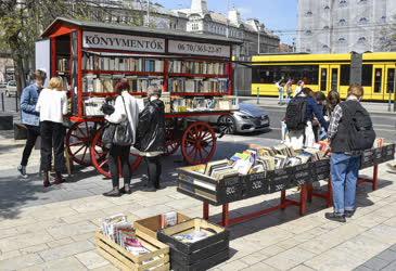 Városkép - Kultúra - Könyvmentők szekera Nyugati téren