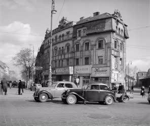 Közlekedés - Forgalom a Westend-ház előtt