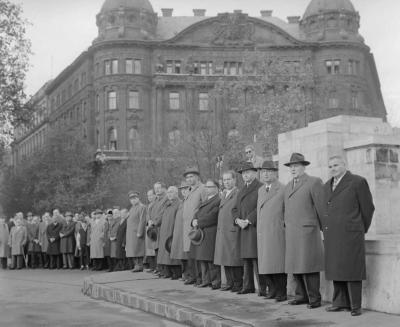 Belpolitika - Ünnep - Koszorúzás november 7-e tiszteletére