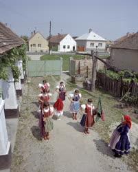 Folklór - Népszokás - Pünkösdölés Vitnyéden