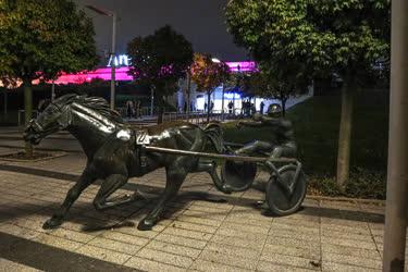 Köztéri szobor - Budapest - Az ügető hajtó