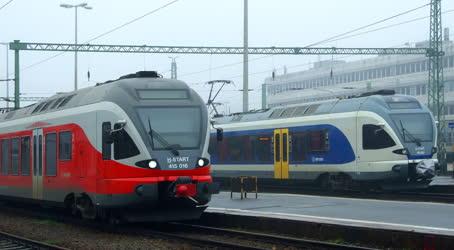 Közlekedés - Budapest - Modern vonatok a Déli pályaudvaron