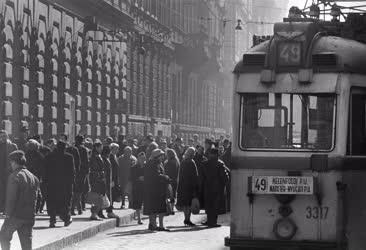 Közlekedés - Életkép - Csúcsforgalom Budapesten