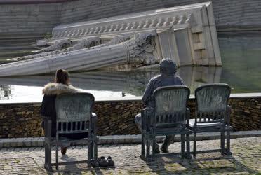 Életkép - Budapest - Fiatal nő pihent meg Gobbi Hilda szobra mellett