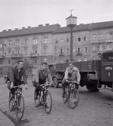 Szabadidő - 4000 kilométer Dongó segédmotorral