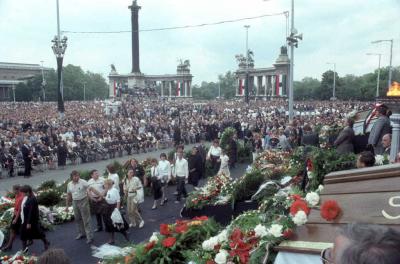 Belpolitika - Végső tiszteletadást 1956. mártírjainak