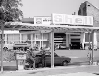 Városkép-életkép - Tankolás egy Shell-kútnál