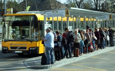Közlekedés - Budapest - Autóbuszra váró utasok 