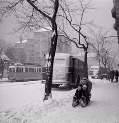 Városkép-életkép - Ródlizók a havas Budapesten