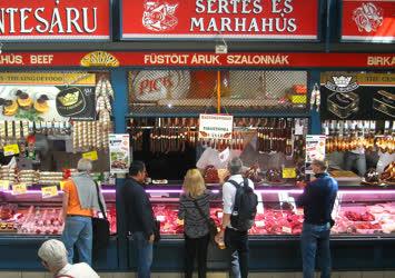 Kereskedelem - Budapest - Vásárlók a Nagycsarnokban