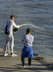  Városkép - Szabadidő - Fiatalok szórakoznak a budapesti Duna-parton