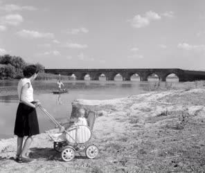 Városkép-életkép - Természet - Anya gyerekével a Kilencslyukú hídnál