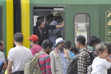 Illegális bevándorlás - Budapest - Migránsok a Keleti pályaudvaron
