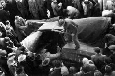 Belpolitika - 56-os forradalom - A Sztálin-szobor szétverése