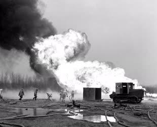 Küzdelem a lángokkal a zsanai olajkútnál