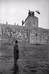 Ötvenhat emléke - Ledöntött Sztálin-szobor