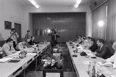 Belpolitika - A kormány és a SZOT vezetőinek tárgyalása