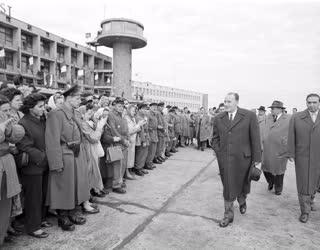 Belpolitika - Kádár János hazaérkezik az ENSZ Közgyűlésről