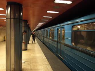 Közlekedés - Budapest - Metróállomás a Ferenciek terén 