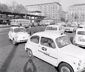 Városkép - Várakozó mini-taxik