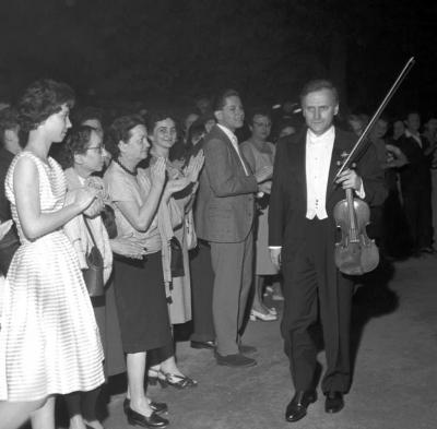 Kultúra - Komolyzene - Yehudi Menuhin fellépése a Károlyi-kertben