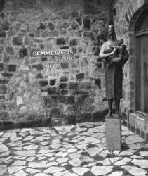 Kultúra - Borsos Miklós Anyaság szobra a felújított Semmelweis háznál