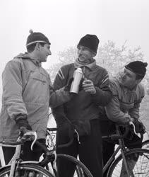 Sport - Teát isznak edzés közben a kerékpárversenyzők