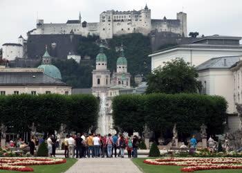 Idegenforgalom - Salzburg - Turisták a Mirabell-kertben