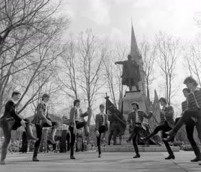 Nemzeti ünnep - Forradalmi Ifjúsági Napok - Toborzó tánc
