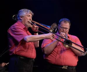 Kultúra - Benkó Dixieland Band koncert a Városmajori Szabadtéri Színpadon