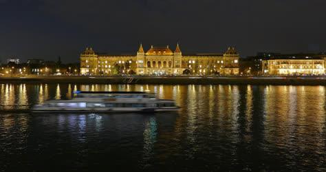 Városkép - Budapest - A BMGE épülete este