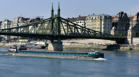 Vízi teherszállítás - Budapest - Teheruszály halad a Dunán