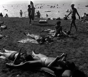 Természet-környezet - Strandolók a Balatonon