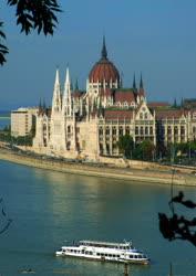 Budapest -  Parlament - Vízi közlekedés