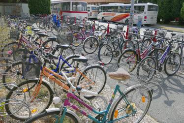 Közlekedés - Csorna -  Munkába járók kerékpárjai az autóbuszállomásnál