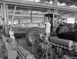 Ipar - Mezőgazdasági gépgyártás - Amerikai traktorok Rába motorral