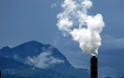 Környezetvédelem - Hallein - Füstölgő gyárkémény 