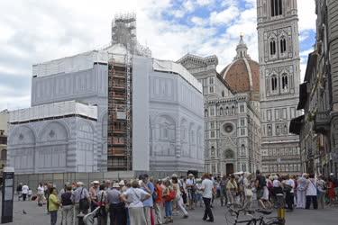 Idegenforgalom - Firenze - Turisták a Dóm téren