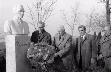 Emlékmű - Rajk László szobrot avattak Gárdonyban