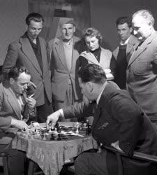Szabadidő - Sakkozó férfiak
