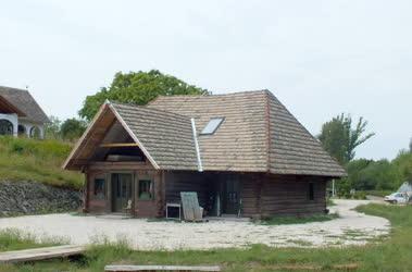 Épület - Verőce - Kárpátaljai faház