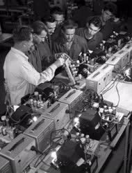 Oktatás - Ipari tanulók az Elektronikus Mérőműszerek Gyárában