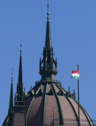 Városkép - Budapest - A Parlament kupoladísze lobogóval