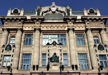 Köztéri szobor - Budapest - Liszt Ferenc szobra a Zeneakadémia épületén
