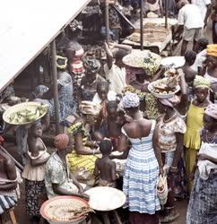 Guinea - Életkép - Magyar zománcedények a conakryi piacon
