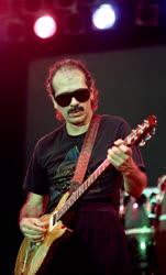 Carlos Santana  amerikai gitáros