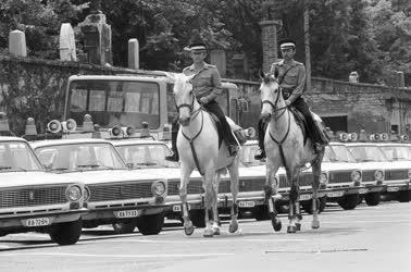 Közbiztonság - Lovas rendőrök Budapesten 