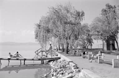 Életkép - A balatonlellei Vasas-üdülőben