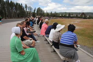Idegenforgalom - Yellowstone - Turisták az Old Faithful gejzírnél